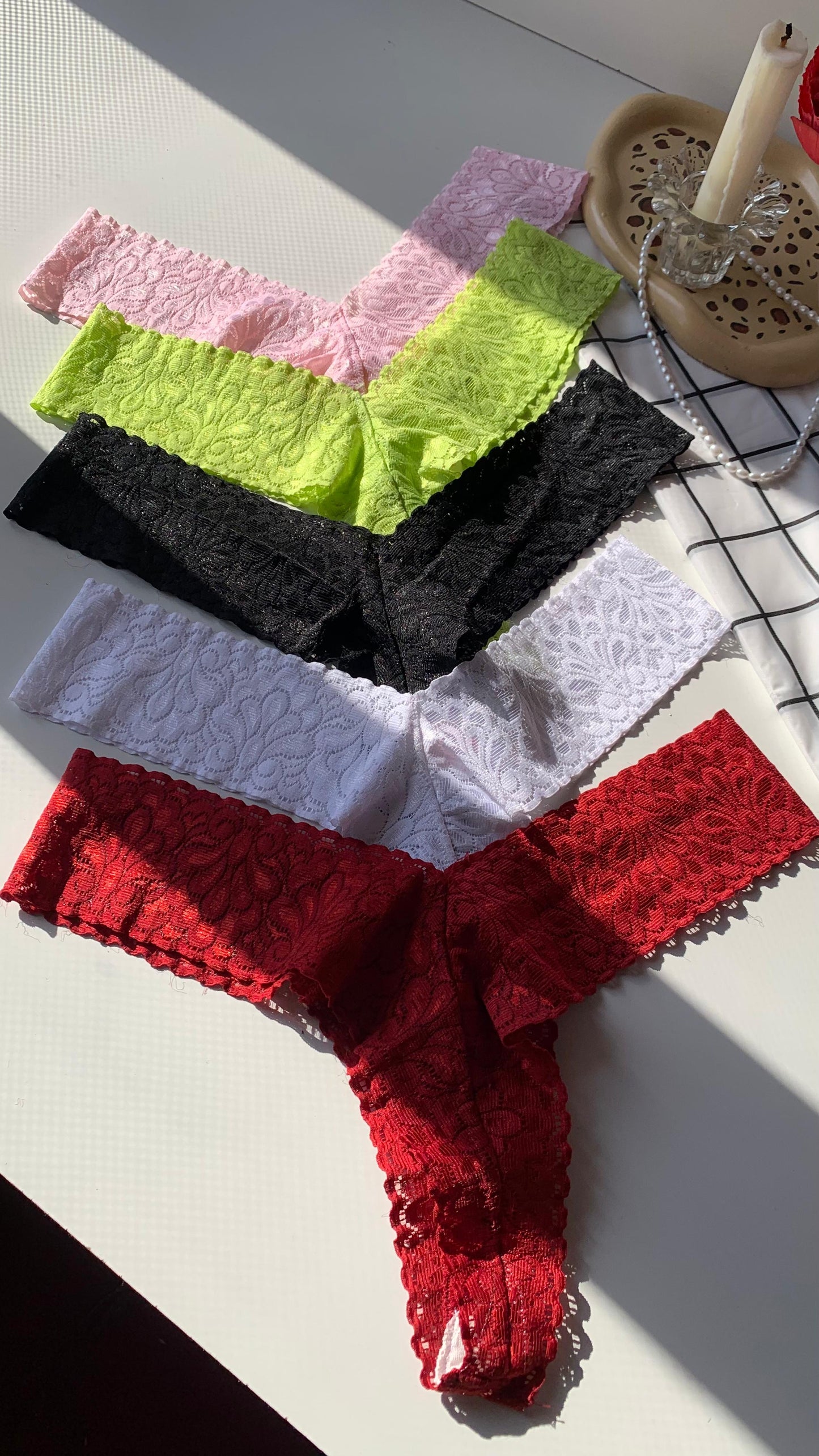 Lace V Thong - Dentelle