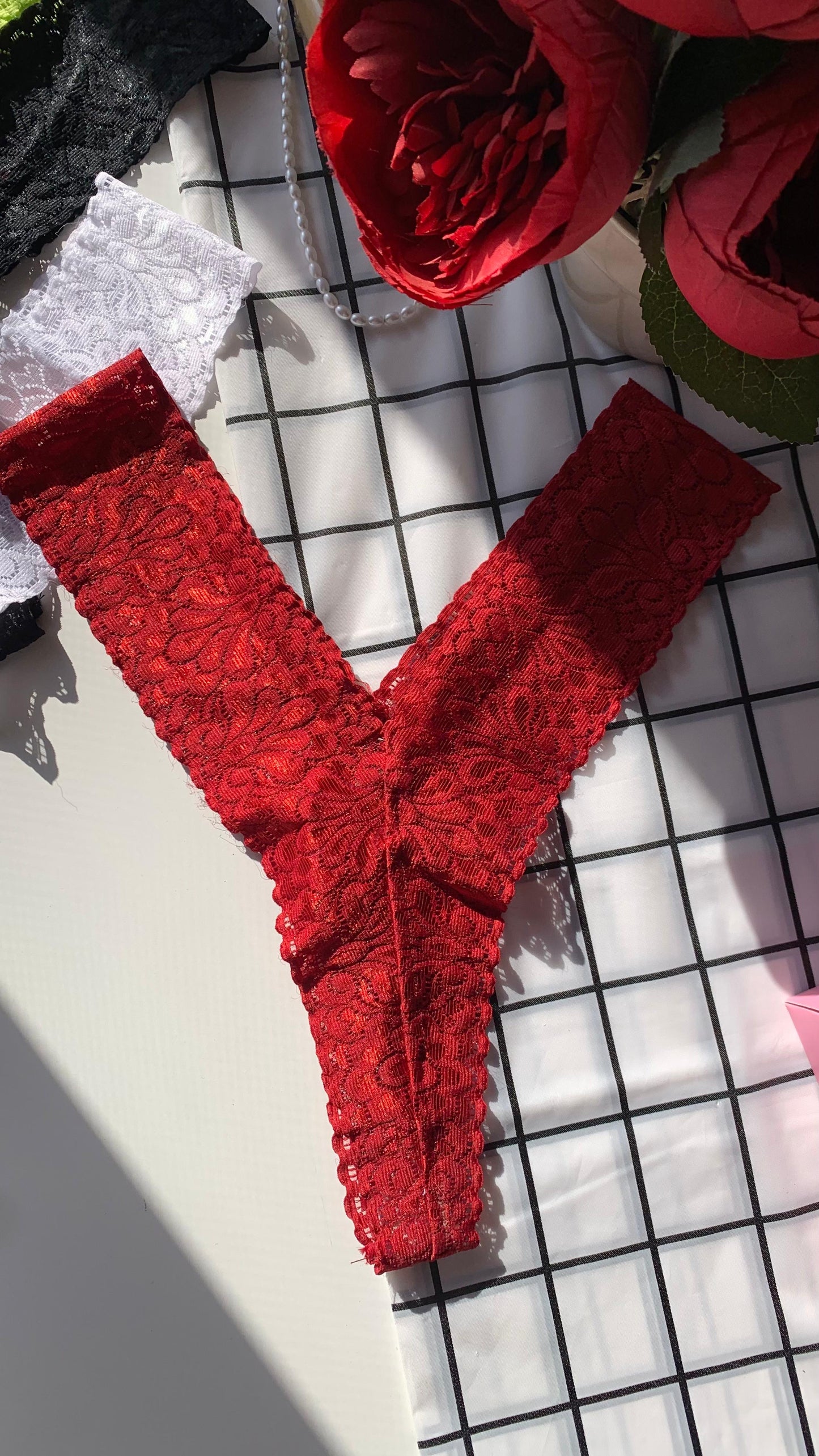 Lace V Thong - Dentelle